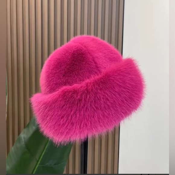 🦋 Hot Pink Cozy, Thick, Insulated, & Warm Faux Fur Winter Hat, NIP 🔥ONE LEFT🔥 - Picture 5 of 6